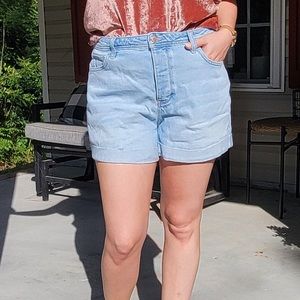 NWOT Hollister Stretch Ultra High-Waisted Denim Mom Shorts in Light Wash, 31